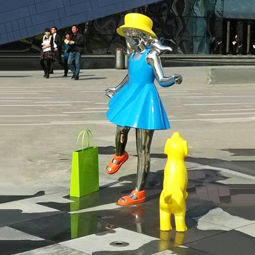 城市广场阳光女孩雕塑